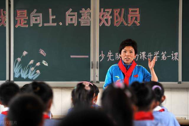 久居海外同性恋的Georgie(吴彦祖饰)因父亲去世，要回港继任为黑帮年夜佬，但手下误将他的同室老友Sam（陈奕迅饰）当做Georgie押送返港，谁知Sam欲娶以另外一道黑帮之女Julie（莫文蔚饰），可助他一统江湖，但是Julie爱的是Georgie，事实今回是不是错有错著，真假黑帮太子爷又若何收科？